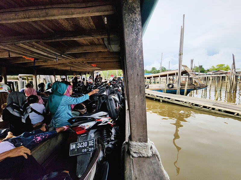 Aktivitas warga dari PulauÂ Rangsang menuju Tebingtinggi, Kabupaten Kepulauan Meranti menggunakan kempang (perahu) melintasi Selat Air Hitam, akhir pekan lalu.