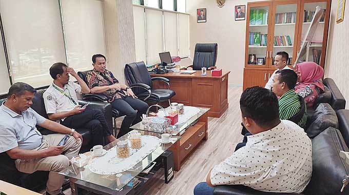 Kepala Dinas PMD Rohil Yandra (baju batik) berdiskusi dengan sejumlah pihak terkait dengan potensi desa wisata dan pengembangan pasar desa yang ada di wilayah Rohil, baru-baru ini.