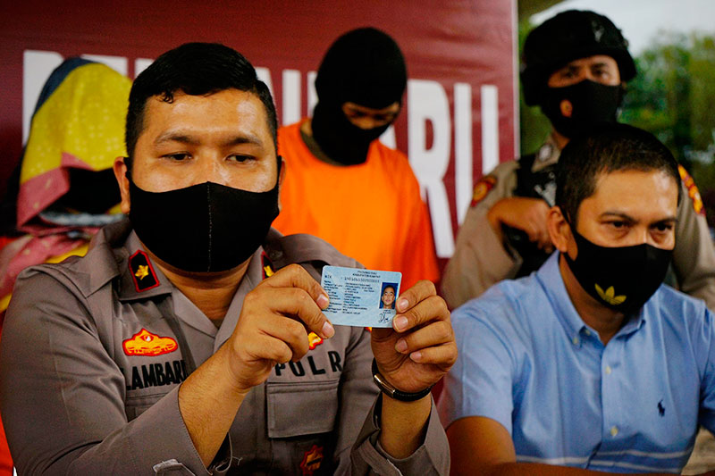 Kapolsek Tampan Kompol Hotmartua Ambarita (Kiri) didamping Kanit Reskrim Polsek Tampan Iptu Bahari Abdi (kanan) menjelaskan kronologis penangkapan komplotan pemalsuan administrasi kependudukan di Mapolresta Pekanbaru, Kamis (16/7/2020). Polisi berhasil me