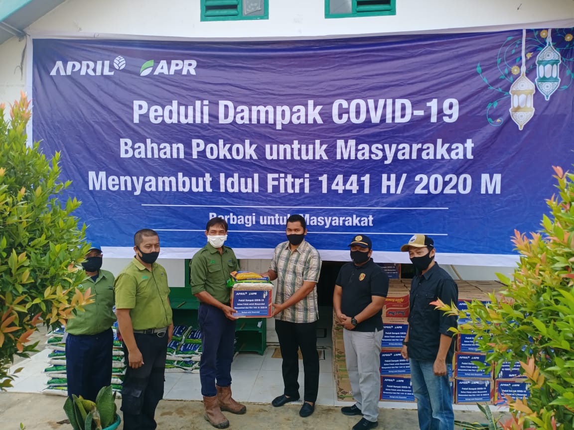 Estate Manager Amron Budi Setiawan menyerahkan sembako secara simbolis kepada Camat Yudha Rajasa di dampingi penjabat Penghulu Kampung Lubuk Jering Irwansyah, SSos dan Amir Mahmud Penghulu Muara Kelantan di Kecamatan Sungai Mandau, Kamis (21/5/2020).(WIWI