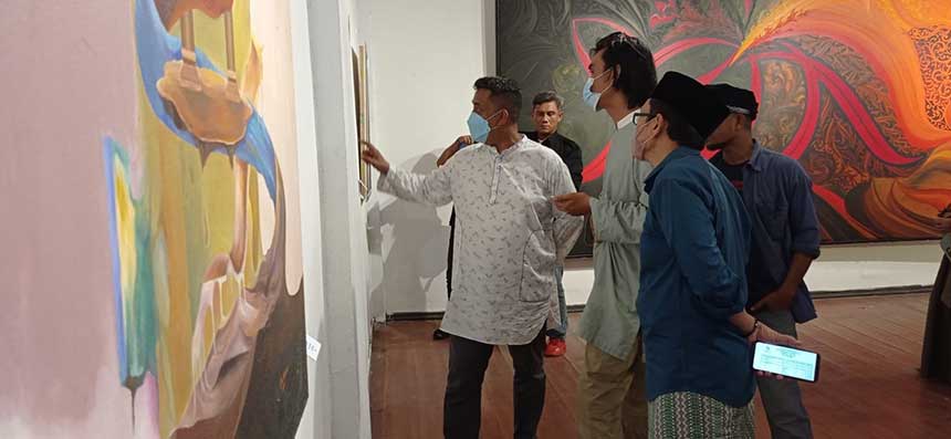 Kepala Dinas Pariwisata Riau, Roni Rakhmat, menunjuk salah satu lukisan kaligrafi kontemporer usai diresmikan di Galeri Hang Nadim, Kompleks Bandar Serai, Pekanbaru, Jumat (15/4/2022).