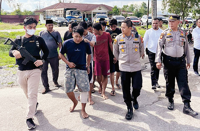 Kapolres Bengkalis AKBP Setyo Bimo Anggoro  membawa para tersangka saat menggelar keterangan pers pengungkapan kasus pencurian kabel milik PT PHR di  Mapolsek Mandau, Senin (22/5/2023).