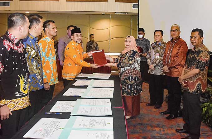 Bupati Bengkalis, Kasmarni, menyerahkan DPA tahun 2023 kepada Sekda Bengkalis H Bustami HY dan seluruh kepala perangkat daerah di  Pekanbaru, Sabtu (14/1/2023).
