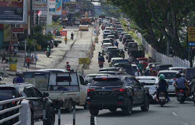 Antrean kendaraan yang melintas di ruas Jalan Jenderal Sudirman yang mengalami penyempitan, karena sedang digali untuk dilakukan perbaikan usai pengerjaan proyek SPALD-T, Ahad (8/1/2023).