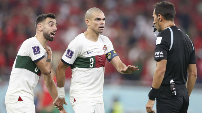Pepe dan Bruno Fernandes mengecam kepemimpinan wasit asal Argentina, Facundo Tello, di laga timnya melawan Maroko. Portugal dikalahkan Maroko di perempat final Piala Dunia 2022.