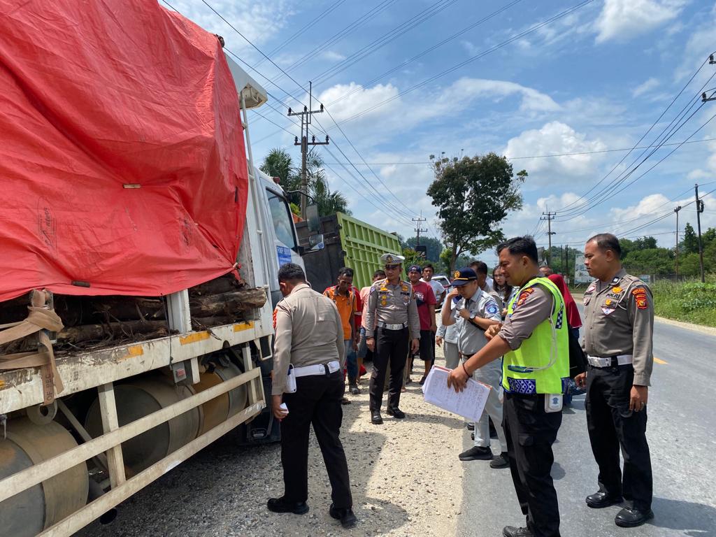 Kasatlantas Polres Kampar AKP Rudy S saat olah TKP lakalantas di Jalan Pasir Putih Km 08, Desa Baru, Kecamatan Siak Hulu, Kabupaten Kampar, Selasa (16/5/2023)