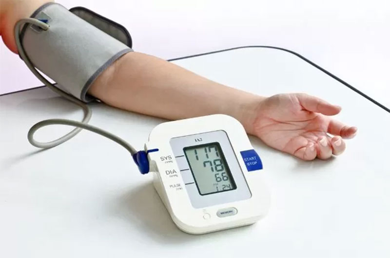 Ilustrasi pengecekan tekanan darah.