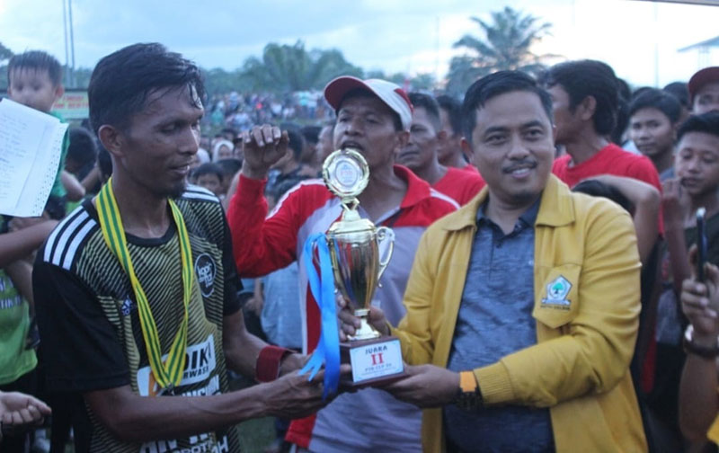 Wakil Ketua DPRD Kampar Repol SAg menyarahkan piala pemenang turnamen Sepak Bola Persatuan Pemuda Pulau Balai (P3B), Rabu (1/6/2022).