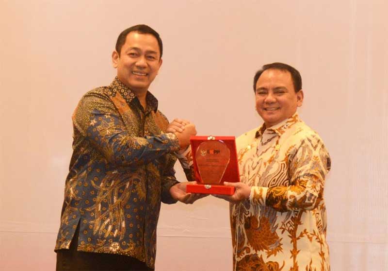 Kemenkum HAM RI menerima penghargaan atas pencapaian prestasi terbaik kedua atas UKPBJ Pro-Aktif tahun 2023 dari Lembaga Kebijakan Pengadaan Barang/Jasa Pemerintah di Hotel The Westin Jakarta, Rabu (24/5/2023)