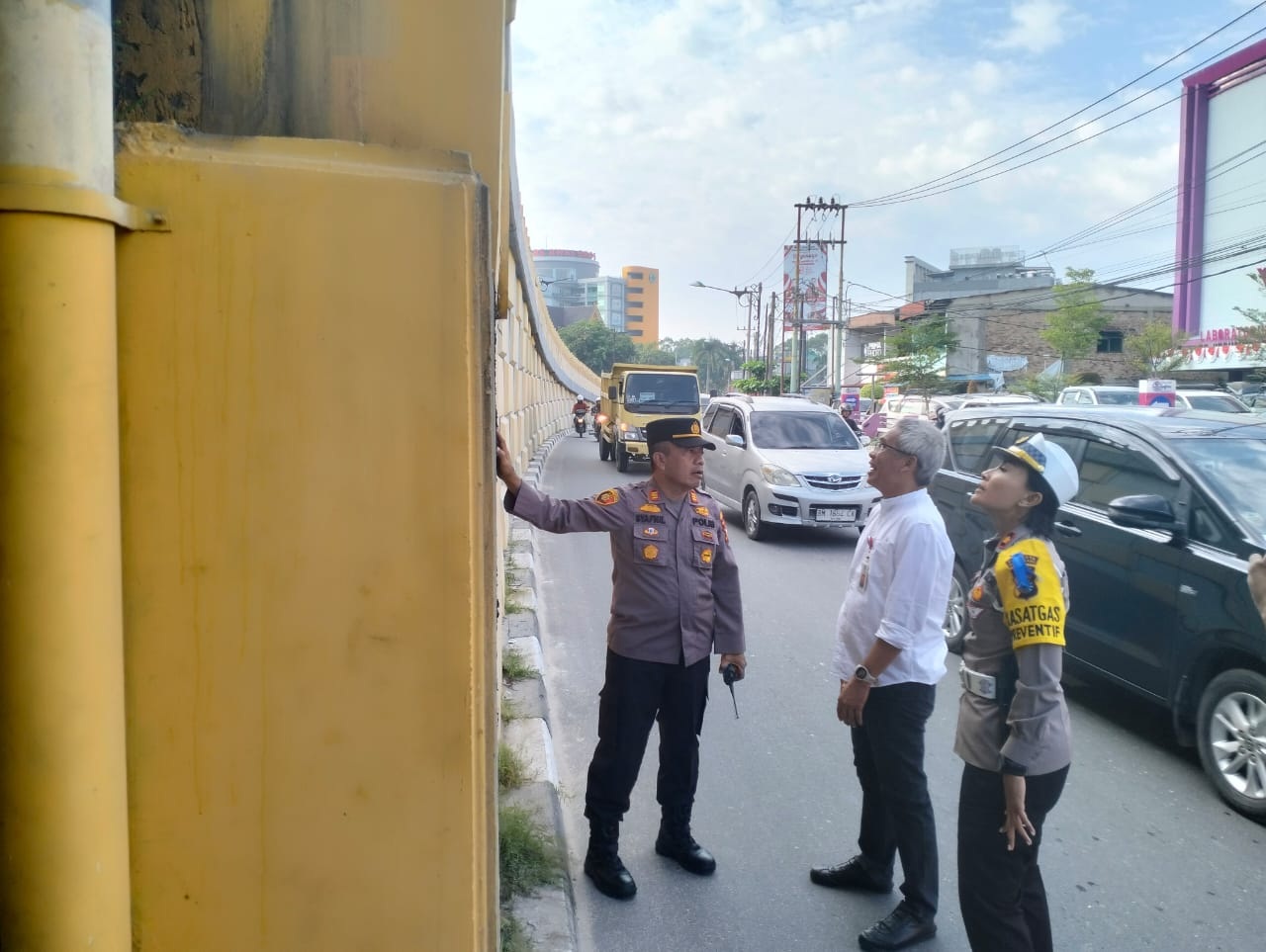 Kasat Lantas Kompol Birgitta Atvina Wijayanti bersama Kapolsek Bukit Raya AKP Syafnil dan Tim Dinas PUPR Riau melakukan pengecekan pada retakan plester luar flyover di Simpang Harapan Raya pada Jumat (8/9/2023).
