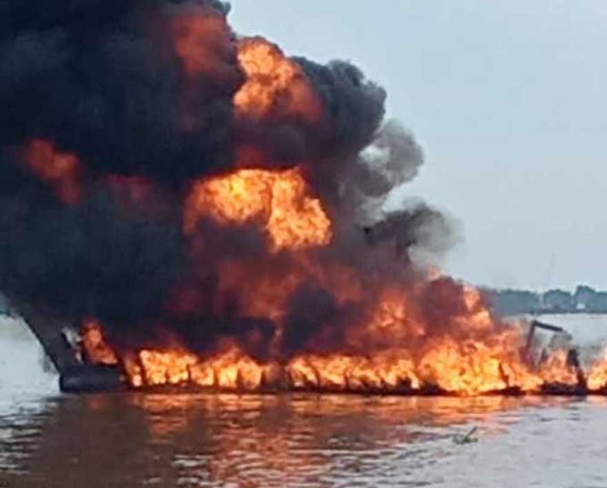 Satu unit kapal motor Adam Jaya, dengan muatan BBM jenis premium terbakar di Sungai Indragiri, tepatnya di Seberang Tembilahan, Kecamatan Tembilahan, Selasa (20/4/2021).