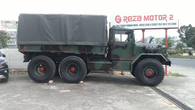 Truck Reo Cargo KM 250, biasanya digunakan untuk menarik meriam, dan membawa prajurit dalam operasional militer.