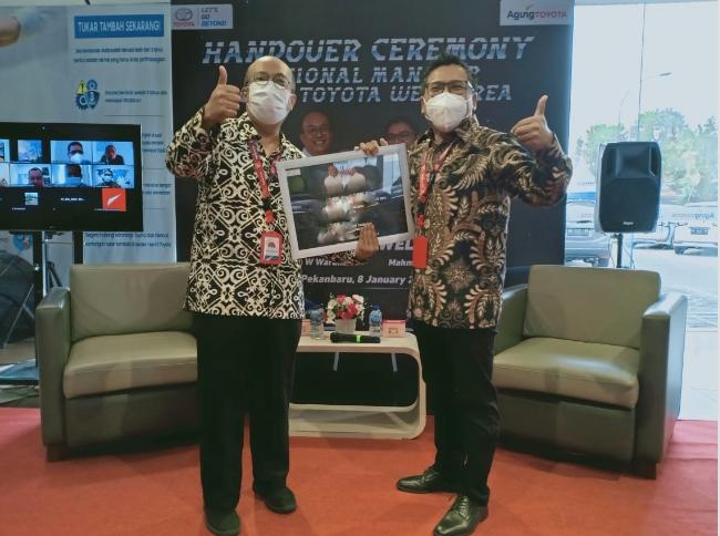 Serah terima jabatan Regional Manager Agung Toyota Wilayah Sumatera dari Himawan W Wardhana kepada Mahmud Fauzi, Jumat (8/1/2021). (MUJAWAROH ANNAFI/RIAU POS)