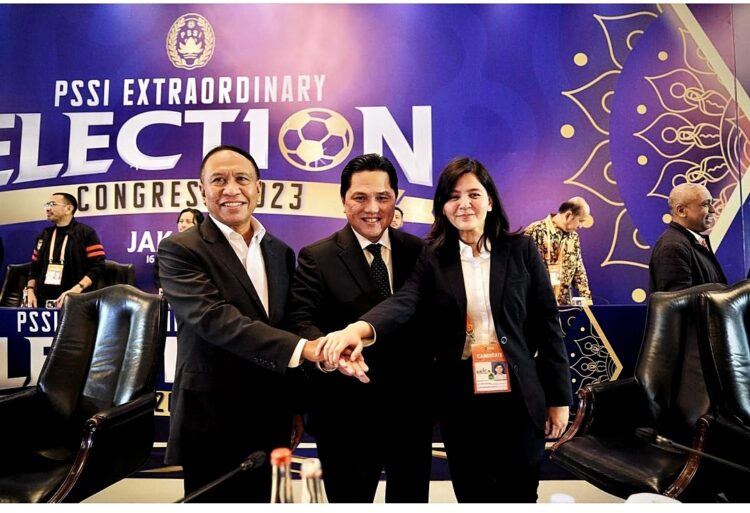 Erick Thohir (tengah) terpilih menjadi Ketum PSSI periode 2023-2027. Sementara, Zainudin Amali (kiri) dan Ratu Tisha (kanan) menjadi Wakil Ketua Umum PSSI.