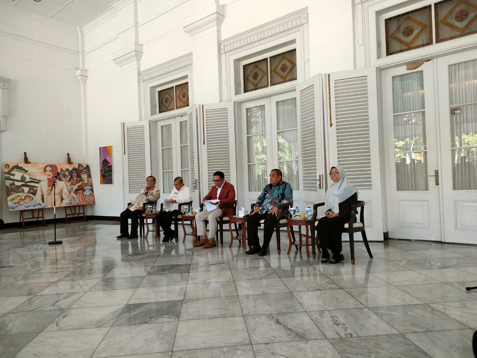 Gubernur Riau, Wakil Gubernur Riau dan Sekdaprov Riau bersama Gubernur Jawa Barat saat kegiatan MOU antara dua Pemerintah Provinsi di Bandung, Jawa Barat, Senin (17/7/2023).