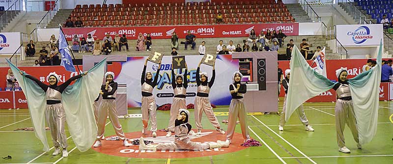 Tim dance SMAN Plus Riau tampil memukau saat mengikuti DBL Dance Competition pada ajang Honda DBL With Kopi Good Day Riau Series di Gelanggang Remaja, Pekanbaru, Ahad (26/11/2023).
