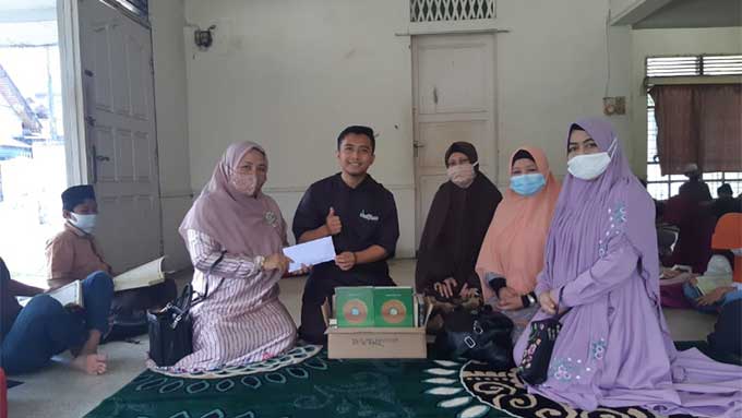Seri Rozalina dan rekan saat menyerahkan donasi kepada Aldo Irawan, pimpinan Rumah Tahfiz Aldo Salam, akhir pekan lalu.