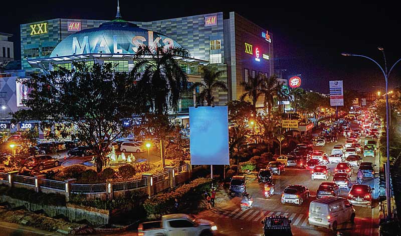 Suasana Mal SKA di saat malam hari. Pada momen libur sekolah ini Mal SKA Pekanbaru bersama Bono Production menggelar iven bertajuk SKA Holiday Vaganza mulai 14 Juni hingga 2 Juli 2023 mendatang.