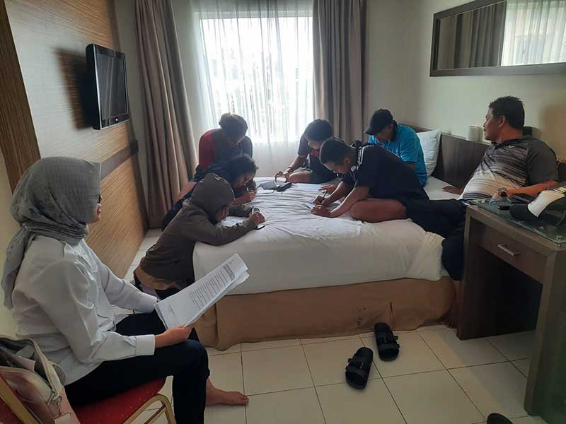 Petugas psikolog dari Bidang Kesehatan KONI Riau Fitryanda Akpewila (kemeja putih) saat memberikan pendampingan psikolog kepada atlet Porwil XI yang tengah menjalani TC Penuh di Cititel Hotel di Pekanbaru, Rabu (18/10/2024).