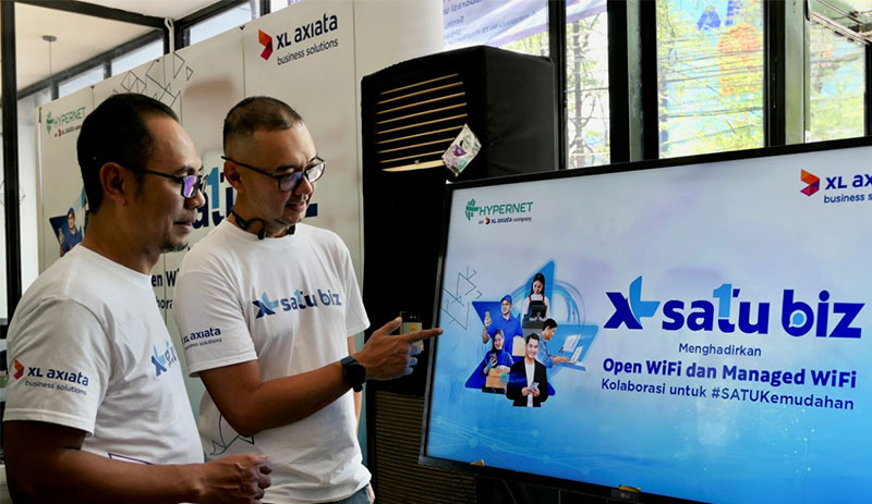 Group Head Regional Enterprise Account XL Axiata, R Wicaksono (kanan) dan Regional Group Head Central Region XL Axiata, Arif Farhan Budiyanto (kiri) pada peluncuran Open Wi-Fi dan Managed Wi-Fi dari XL SATU BIZ di Semarang, Senin (25/9/2023).