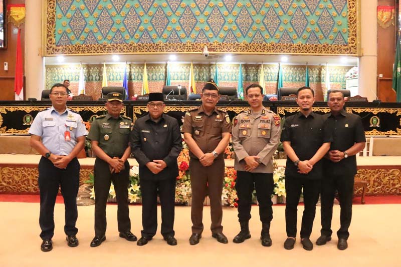 Gubernur Riau Edy Natar Nasution, Ketua DPRD Riau Yulisman dan Pimpinan DPRD Riau lainnya berfoto bersama perwakilan forkopimda usai mengikuti rapat paripurna, Rabu (29/11/2023).