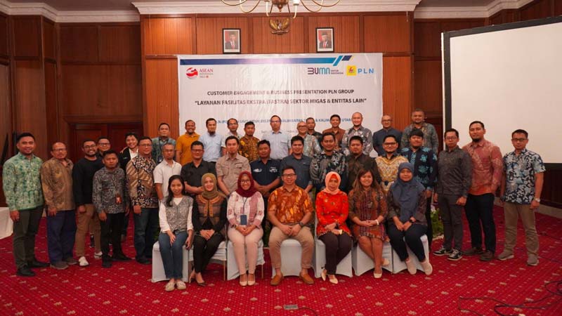 Peserta foto bersama usai mengikuti kegiatan Customer Engagement & Business Presentation PLN Group yang dilaksanakan di Hotel Gran Sinyur Balikpapan, baru-baru ini.