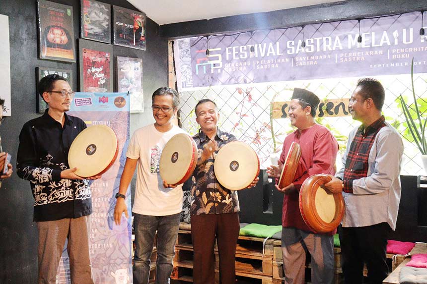 Kepala Balai Bahasa Provinsi Riau Toha Machsum (paling kiri), Kepala Rumah Kreatif Suku Seni Marhalim Zaini (kedua kiri), sastrawan Griven H Putra (tengah), wartawan dan akademisi Jarir Amrun (dua kanan), dan Kepala Taman Budaya Riau Yan Hendri memukul ko