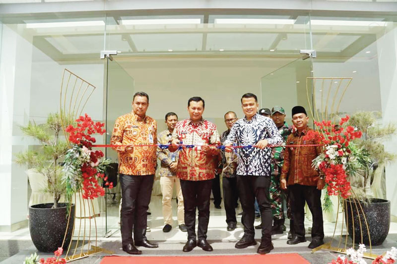 Wabup Rohul H Indra Gunawan didampingi Kadis Kominfo Rohul H Syofwan, Camat Ujung Batu Khalfisri menggunting pita tanda diresmikannya Showroom Dealer Honda Arista Ujung Batu, Kamis (27/7/2023).