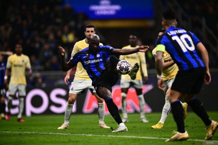 Penyerang Inter Milan Romelu Lukaku melepaskan tembakan untuk mencetak gol semata wayang pada pertandingan leg pertama 16 besar Liga Champions melawan FC Porto, yang dimainkan di Stadion Giuseppe Meazza, Milan, Rabu (22/2/2023).