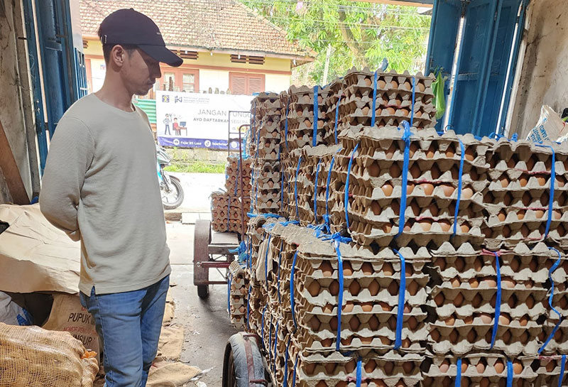 Rian Warga Kecamatan Tebingtinggi Kepulauan Meranti sedang ngunjungi salah satu agen telur ayam, beberapa hari lalu.