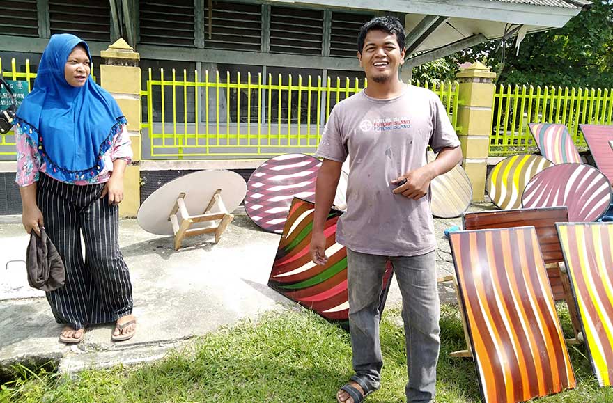 Buyung, penjual meja oshin di Jalan HR Soebrantas Pekanbaru memperlihatkan meja oshinnya.