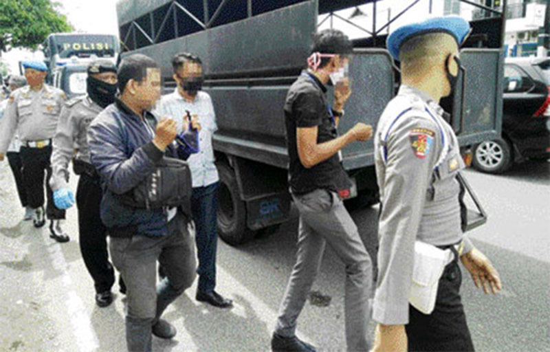 Sekelompok warga yang melanggar PSBB di Padang dibawa ke Mapolresta Padang. (HERU IRAWAN/PADANG EKSPRES)