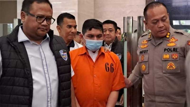 AP Hasanuddin pakai kemeja oranye dengan nomor 66 dan terancam hukuman 6 tahun penjara.