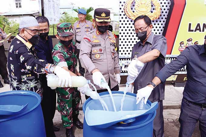 Kapolres Inhil AKBP Norhayat bersama Bupati Inhil HM Wardan dan unsur forkopimda melakukan pemusnahan miras jenis tuak, akhir pekan lalu.