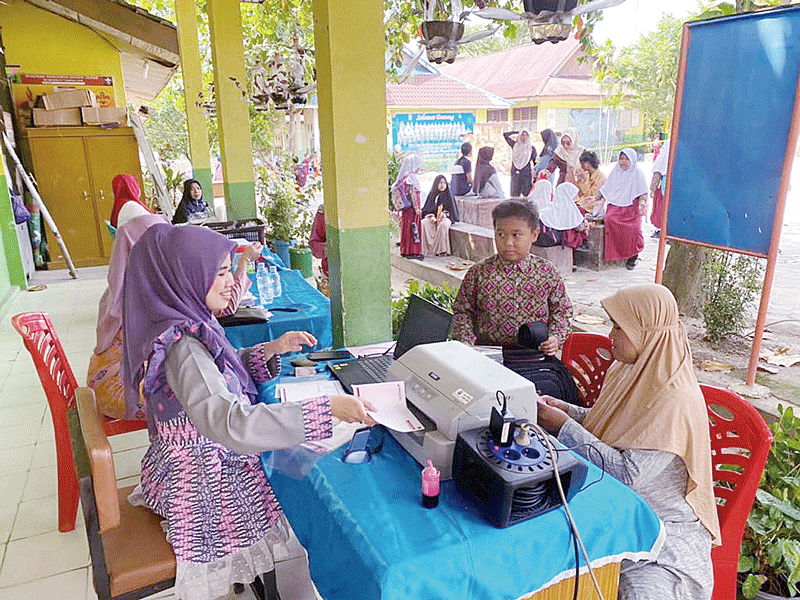 Salah seorang guru menunjukkan dan memberikan informasi tentang tabungan Simpel Bank Riau Kepri Syariah kepada pelajar di Kampar, beberapa waktu lalu.