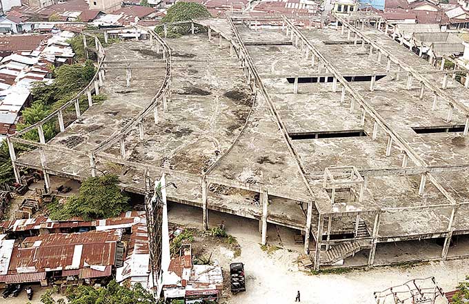 Kondisi bangunan Pasar Cik Puan di Jalan Tuanku Tambusai yang masih belum selesai sejak dibangun sekitar 10 tahun lalu. Foto diambil beberapa waktu lalu.