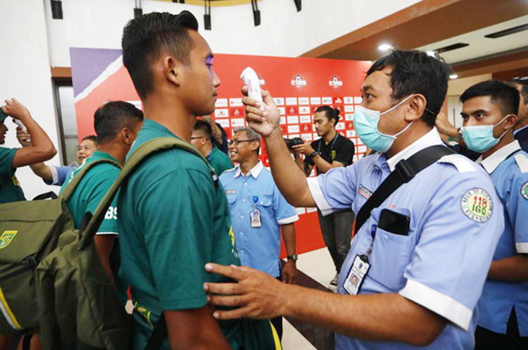 Para pemain Persebaya di tes suhu tubuh ketika tiba di Stadion Gelora Bung Tomo, Surabaya, beberapa waktu lalu. (ANGGER BONDAN/JAWA POS)