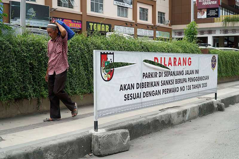 Sebuah spanduk larangan parkir diÂ­paÂ­sang di depan Sukaramai Trade Center, Jalan Jenderal Sudirman, beberapa hari lalu.