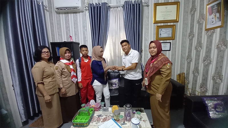 Kasi Kesiswaan SMP Disdik Pekanbaru Erma Susilawati SPd bersama pihak sekolah dan orang tua siswa.