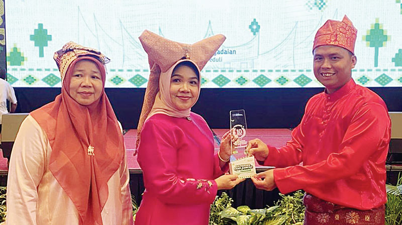 Direktur Bank Sampah Balai Raja Berto Sitompul menerima penghargaan Bank Sampah Terbaik dari PT Pegadaian (Persero) yang diserahkan beberapa waktu lalu di Pekanbaru.