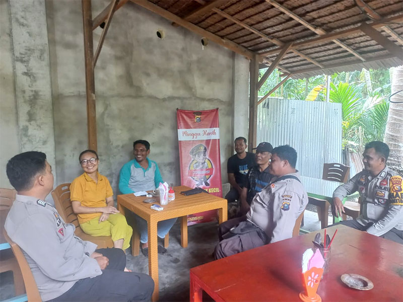 Kapolsek Siak Kecil Ipda Eko Wahyu NB SH MH mendengarkan curahan hati warga Desa Lubuk Muda Kecamatan Siak Kecil, Ahad (17/12/2023).