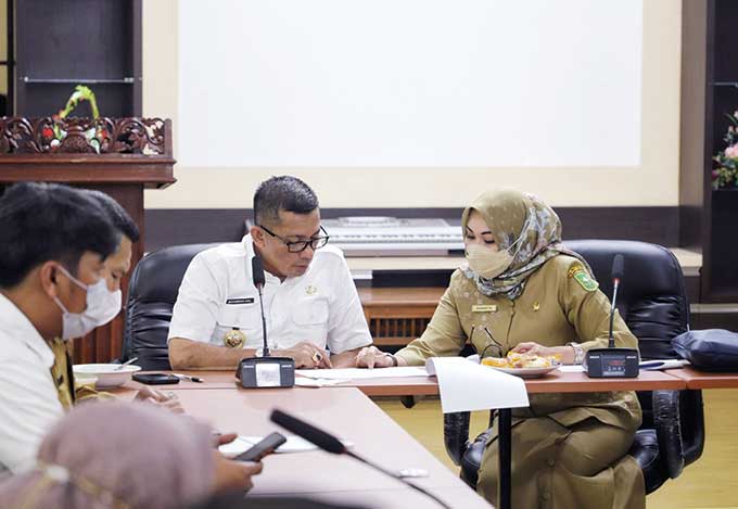Bupati Kepulauan Meranti HM Adil melakukan rapat koordinasi bersama Kepala Dinas Energi Sumber Daya Mineral (ESDM) Provinsi Riau Evarefita beserta jajaran, Selasa (31/5/2022).