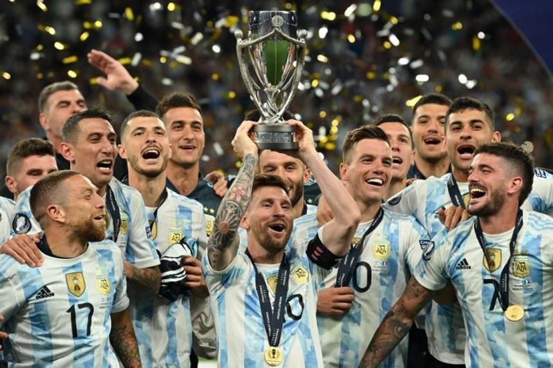 Kapten Argentina Lionel Messi mengangkat trofi Finalissima 2022 setelah mengalahakan Italia 3-0 di Stadion Wembley, London, Kamis (2/6/2022) dini hari WIB.