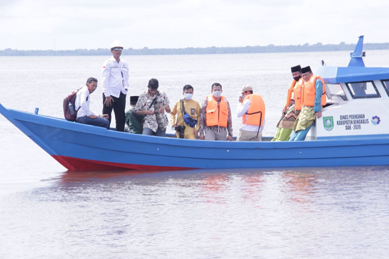 Direktur Politeknik Negeri Bengkalis Johny Custer ST MT saat mencoba kapal nelayan hasil karya alumni dan dosen Teknik Perkapalan, Jumat (5/12/2020). (ISTIMEWA)