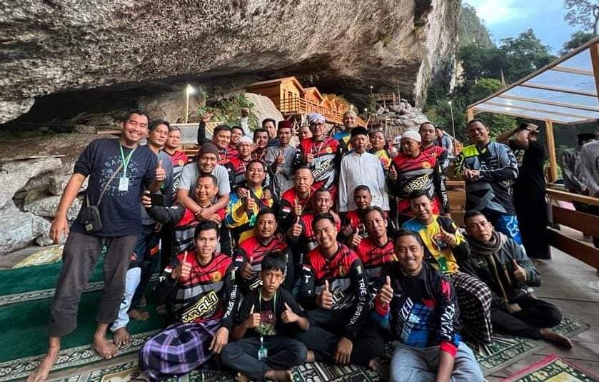 Ustaz H Abdul Somad Batubara dan rombongan bersama Ketua Partai Golkar  Kampar Repol SAg MIP dan TLC mengunjungi objek wisata Batu Tilam, Desa Kebun Tinggi, Kecamatan Kamparkiri Hulu, Sabtu (13/8/2022).