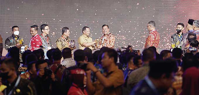 Plt Bupati Kuansing Drs H Suhardiman Amby Ak MM saat menerima Penghargaan UHC yang diserahkan langsung oleh  Menteri Dalam Negeri Tito Karnavian di Balai Sudirman, Tebet, Jakarta Selatan, Selasa (14/3/2023).