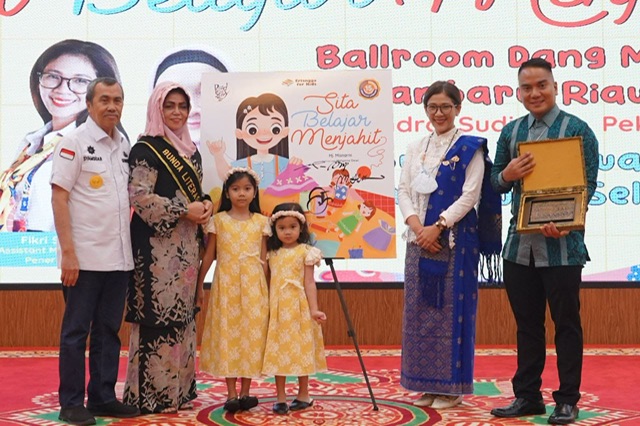 Bunda literasi Riau Hj Misnarni Syamsuar (dua kiri) foto bersama saat peluncuran buku di Menara Dang Merdu BRK Syariah, Rabu (22/2/2023).