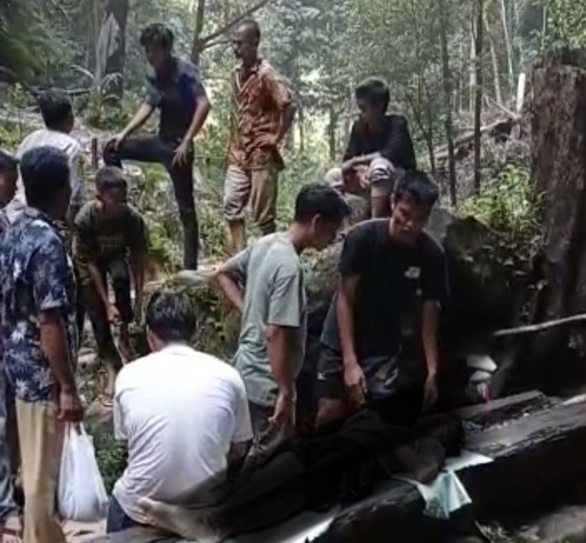 Seorang wisatawan bernama David (24) dari Pekanbaru meninggal dunia karena tenggelam saat mandi di Objek Wisata Air Terjun Aek Matua di Desa Bangun Purba, Kecamatan Bangun Purba, Kabupaten Rokan Hulu (Rohul), Ahad (31/10/2021) sore.