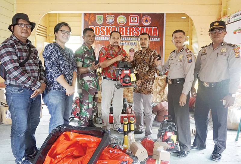 Dari kiri, Cahyo Widianto, Field Suprrvisor DPG Kemitraan Riau Ubat Romaida, Danramil Kapten Inf Alfarisi, Camat Kubu Asrul S.Sos, Penghulu Tanjung Leban Hayatul Gamal, Kapolsek AKP Sofyan SE, foto bersama usai penyerahan bantuan, Kamis (13/2/2020). (Kunn