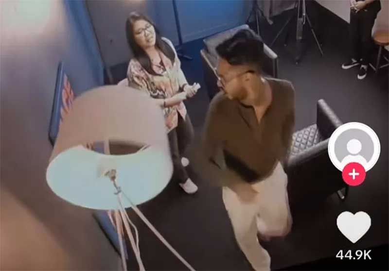 Onad marah besar terhadap krunya di sebuah studio.